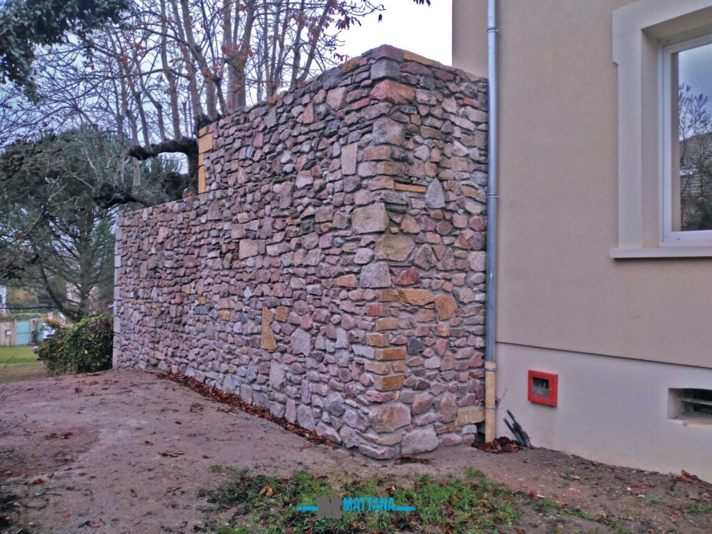 Réalisation d’un mur de pierres en réemploi sur Riorges