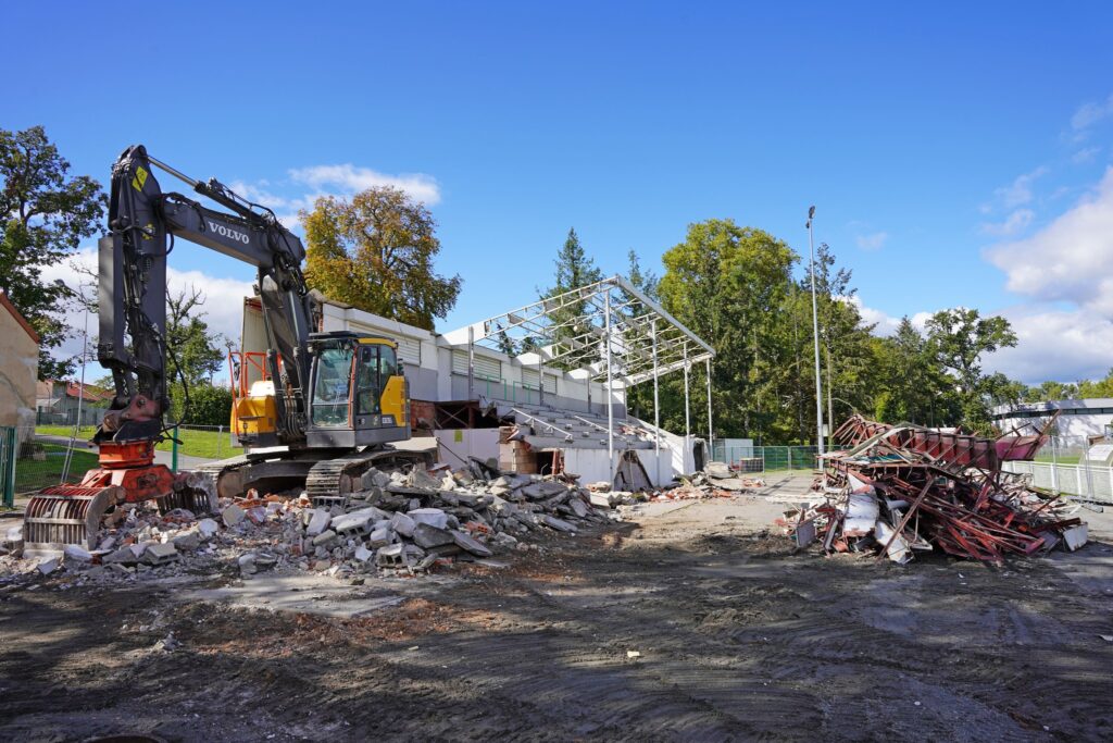 Zoom sur les travaux de la tribune Bécot au Coteau